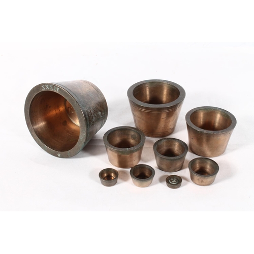 1255 - Good set of nine bronze or alloy nesting cup weights from 32oz down to quarter ounce, the four large... 