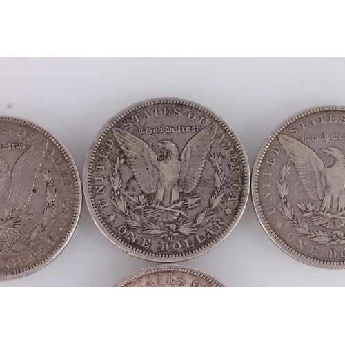 1351 - UNITED STATES OF AMERICA USA Morgan dollars 1881, 1891, 1900 O, and 1902 also a dime 1913, 108g gros... 