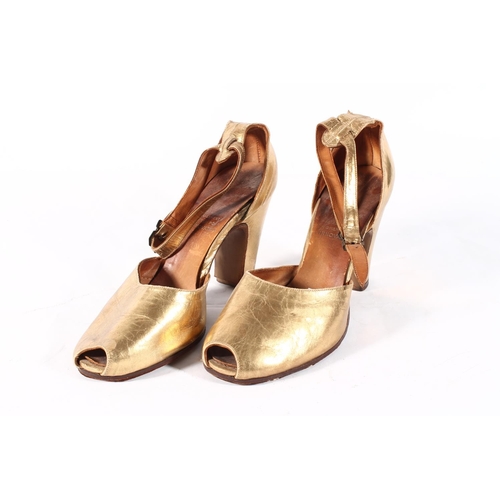 1262 - Pair of Madison Fabrique Specialement A' Iseghem Pour L'Innovation golden coloured shoes believed to... 