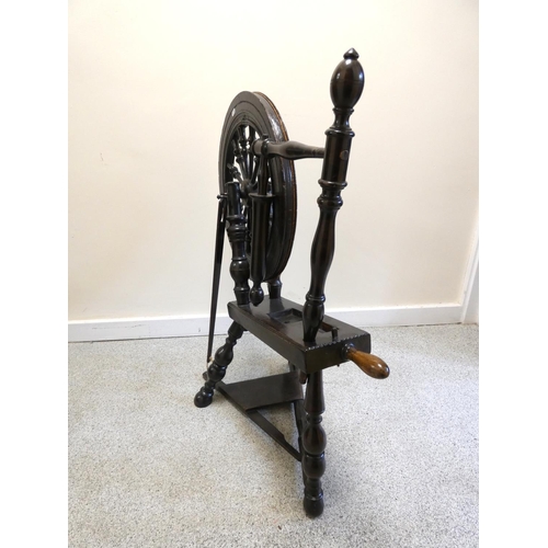 360 - Antique stained oak Scottish spinning wheel, with balustrade columns to the wheel, on turned column ... 