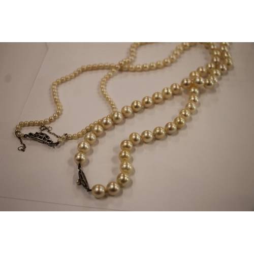 168 - Single strand pearl necklace with Art Deco style white metal closure set with diamonds, and a single... 