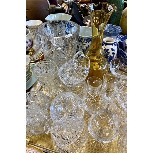 290 - Collection of glassware to include jugs, vases and drinking glasses