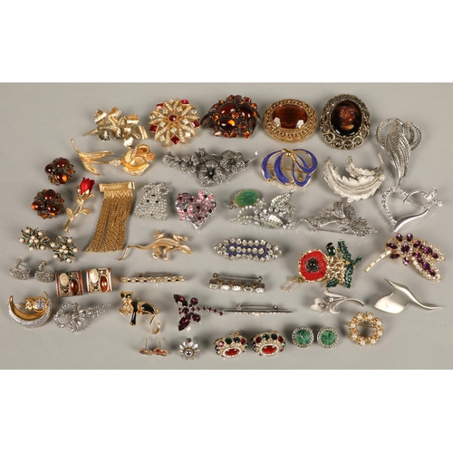 165 - Assorted vintage costume jewellery brooches and clip on earrings