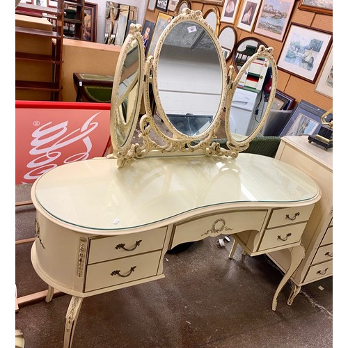 581 - Cream painted dressing table & five-drawer chest