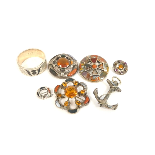 77 - Group of Scottish silver pebble jewellery to include a circular plaid brooch with central cross, sen... 