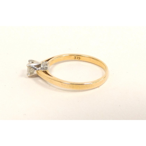 89 - Hallmarked 9ct gold diamond solitaire ring .25ct, size M. 1.8g.