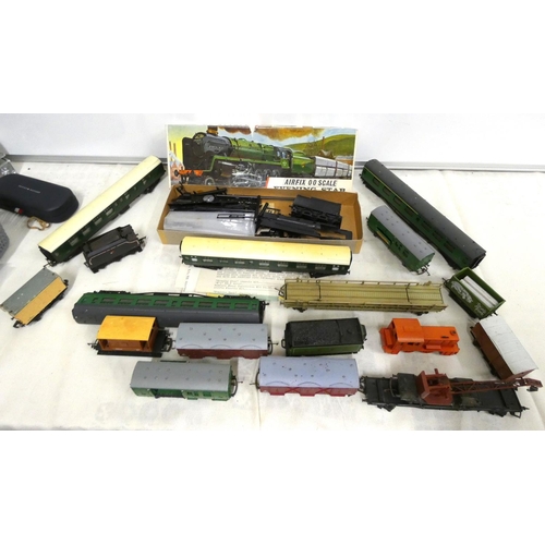 73 - Small box of Bachmann and Hornby 00 gauge rolling stock.