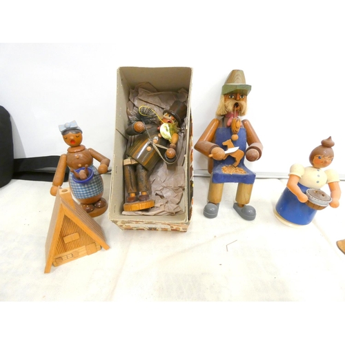 84 - Small box of Erzgebirge treen figures.