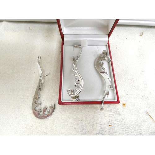 96 - Silver modernist earing and pendant set.