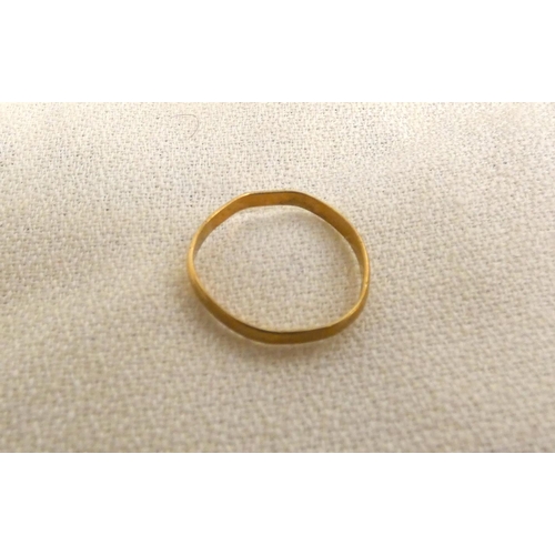 99 - 9ct gold band ring 1.1g a/f.