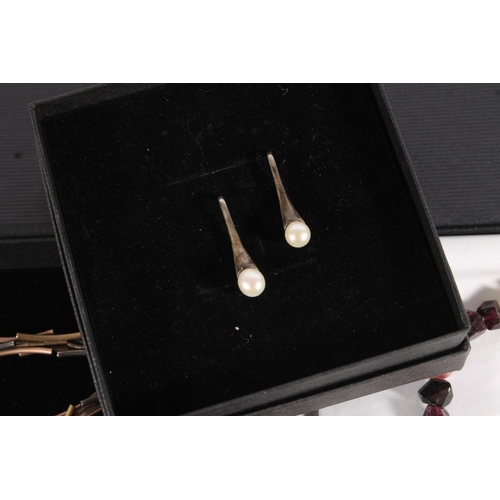 513 - Scottish contemporary jewellery from Perth and Cupar jewellers 'Number Five' to include a pair of si... 