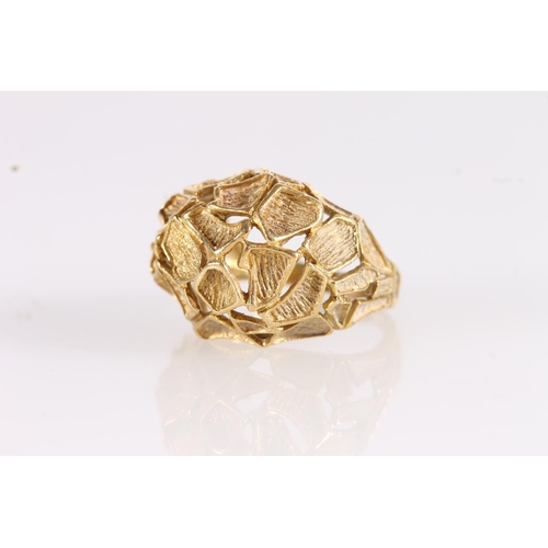 522 - 18ct gold textured modernist ring, 9.8g.