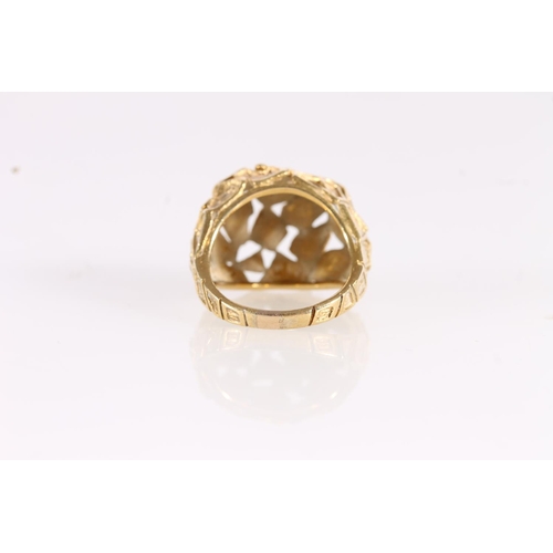 522 - 18ct gold textured modernist ring, 9.8g.