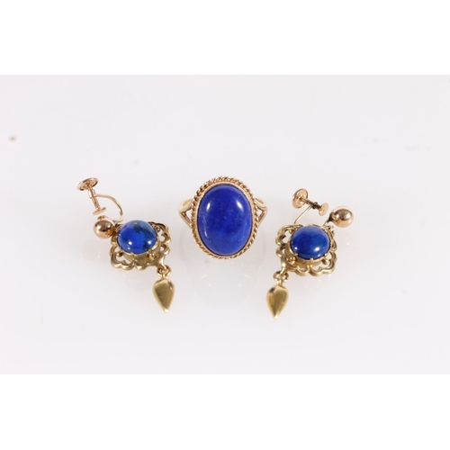 528 - 9ct gold ring set with oval lapis lazuli cabochon stone, together with a pair of conforming 14ct gol... 