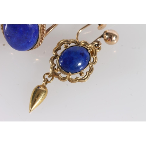 528 - 9ct gold ring set with oval lapis lazuli cabochon stone, together with a pair of conforming 14ct gol... 