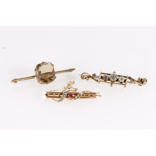 543 - Edwardian 9ct gold bar brooch set with seed pearls and pink stone, 2.3g, together with two base meta... 