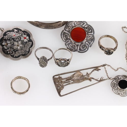 557 - Scottish silver jewellery incl. agate brooch, stag pendant with other white metal and costume jewell... 