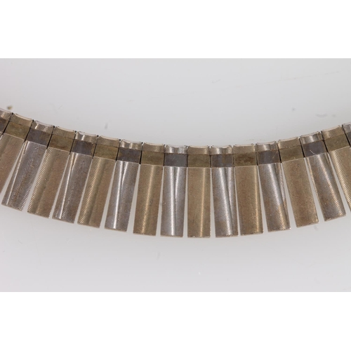 560 - Two tone silver fringe necklace, max L43cm.