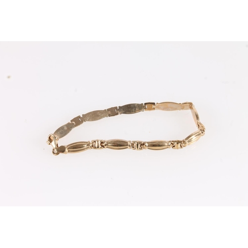 606 - 9ct gold bracelet, 4.7g.