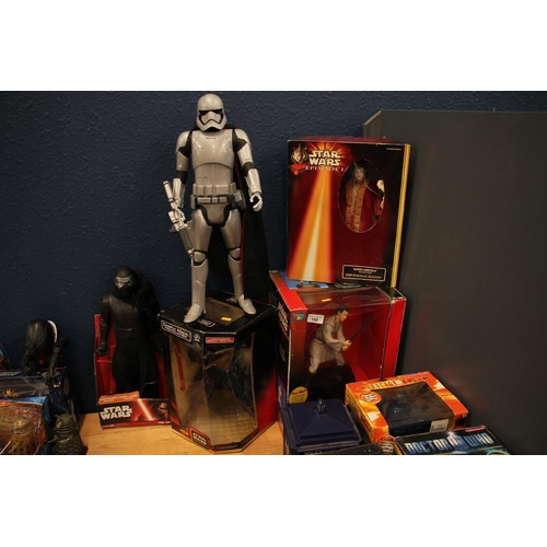 142 - Star Wars figures.