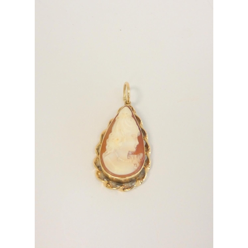 61 - 9ct gold shell cameo of teardrop form Birmingham 1977 6.9g