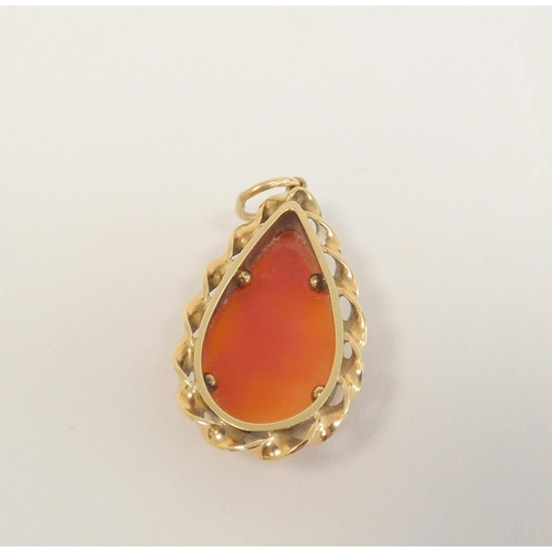 61 - 9ct gold shell cameo of teardrop form Birmingham 1977 6.9g