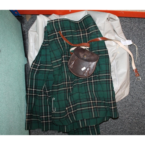 329 - Mans kilt, sporran and belt.