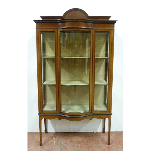 512 - Inlaid mahogany display cabinet, c. early 20th century, the shaped pediment above a glazed door encl... 