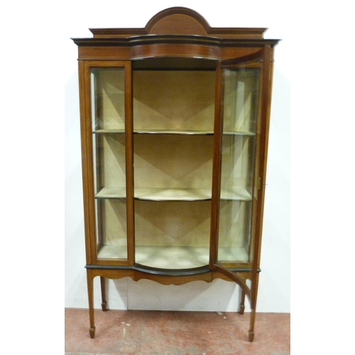 512 - Inlaid mahogany display cabinet, c. early 20th century, the shaped pediment above a glazed door encl... 