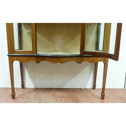 512 - Inlaid mahogany display cabinet, c. early 20th century, the shaped pediment above a glazed door encl... 