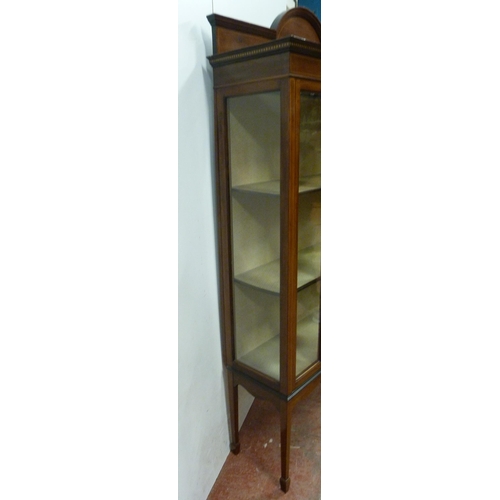 512 - Inlaid mahogany display cabinet, c. early 20th century, the shaped pediment above a glazed door encl... 