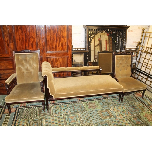 635 - Button back chaise longue and two matching chairs.