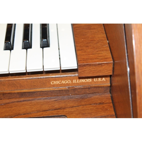 637 - Lowrey organ.