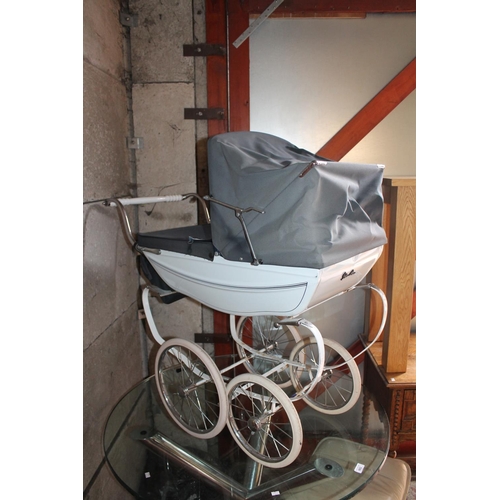 661 - Vintage Silver Cross pram.