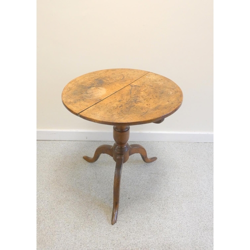 372 - Antique country elm tilt top tripod table. Height 65cm,  57cm diameter.