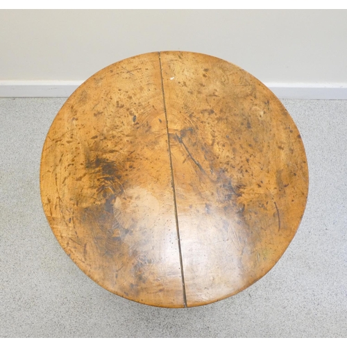 372 - Antique country elm tilt top tripod table. Height 65cm,  57cm diameter.