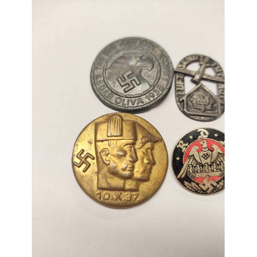 293 - Germany Third Reich: Awards to include a 1937 Italo-German Alliance badge, a R.D.K (Reichsbund der K... 