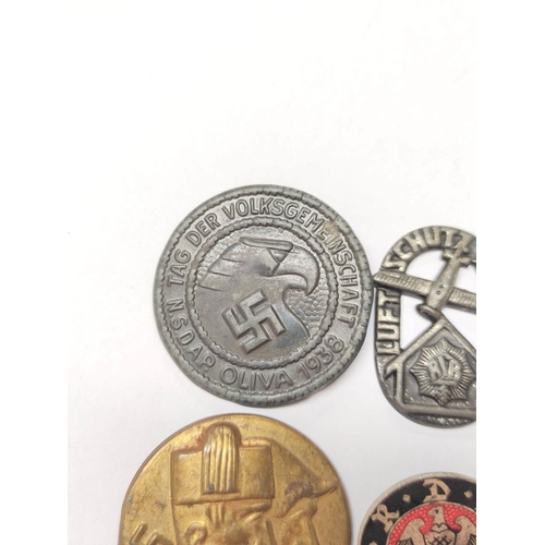 293 - Germany Third Reich: Awards to include a 1937 Italo-German Alliance badge, a R.D.K (Reichsbund der K... 