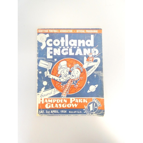 396 - Scotland vs England 3rd April 1954 football programme signed by six players of the England team. Nam... 