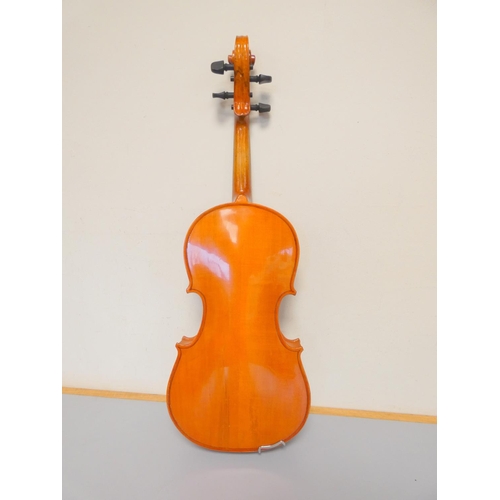 420 - 4/4 Skylark MV005 violin, spruce top with two piece maple back. With case and bow.