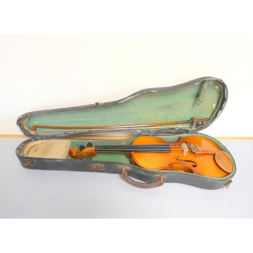 421 - 4/4 Skylark MV005 violin, spruce top with two piece maple back. With case and bow.