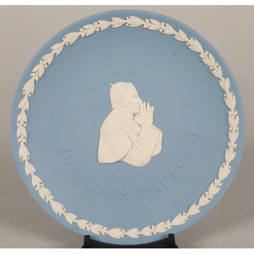 12 - Wedgwood jasperware commemorative plate in box, to commemorate the visit of Pope John Paul II 1982, ... 