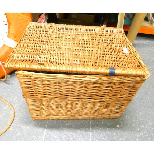 278 - Large whicker basket.