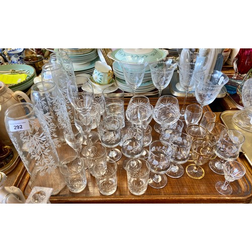 292 - Large quantity of assorted glassware 