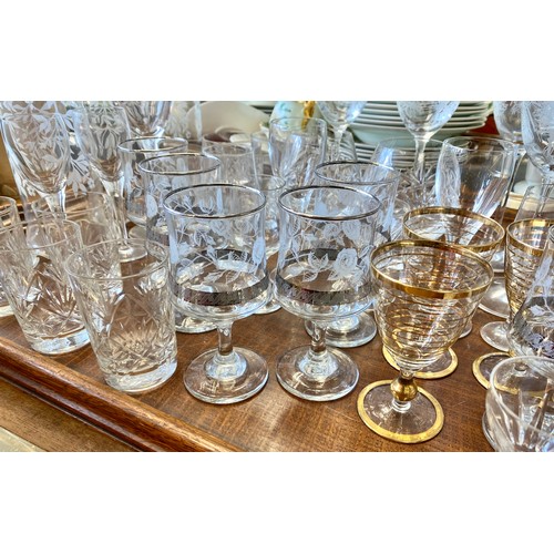 292 - Large quantity of assorted glassware 