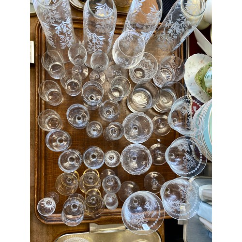 292 - Large quantity of assorted glassware 