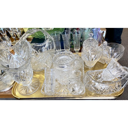 288 - Large quantity of assorted glassware