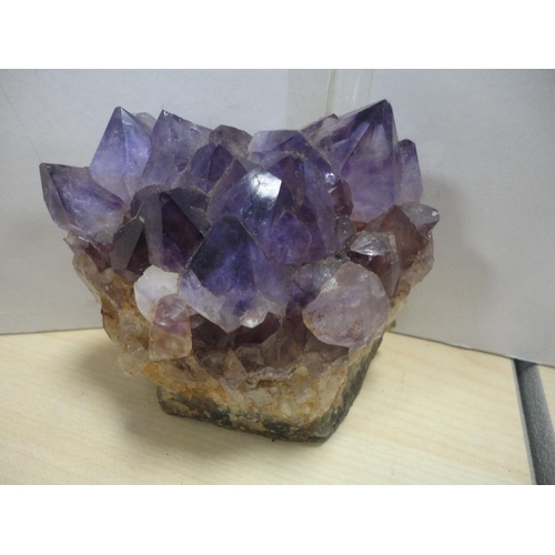 185 - Mineral coasters to include agate examples, geodes, Chinese-style stand, reproduction gilt stand, pa... 