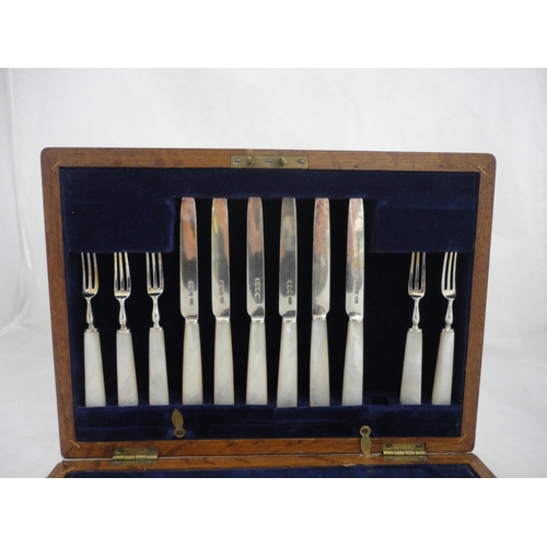 196 - Set of George V silver fruit knives and forks by Charles William Fletcher & Son, Sheffield 1923-... 