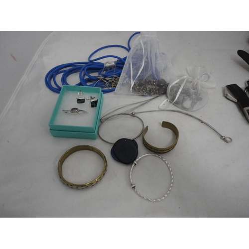 205 - Bag containing miscellaneous jewellery and modern gent's wristwatches to include Sekonda, Swatch etc... 